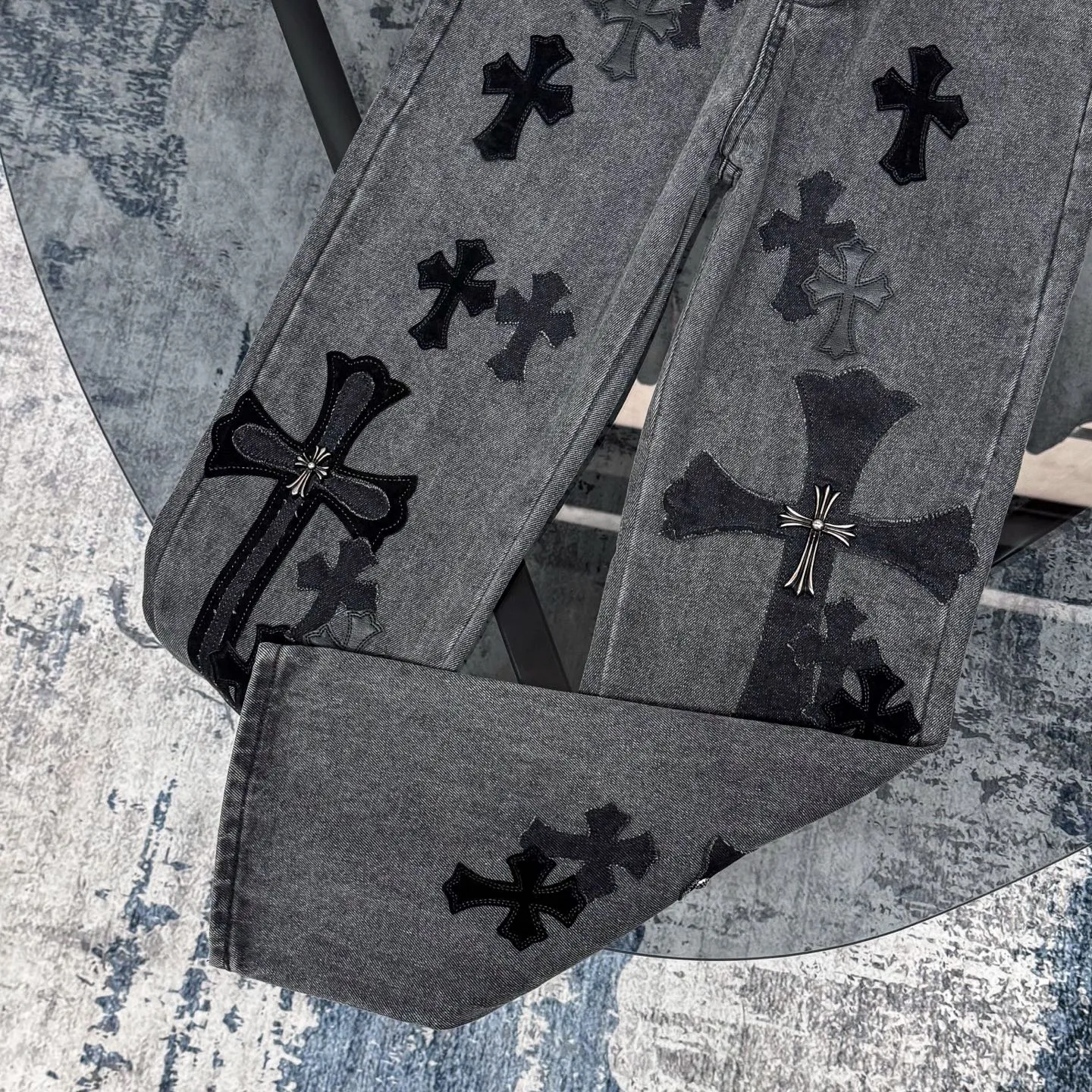 P300 CH Chromehearts black cross-stitched leather black and gray heavy-duty cow king jeans, cabinet price 74W level, patchwork cross pattern embellishment, washed jeans! ! An absolutely high-end luxury product, a 1.9W-level god-level single product, a super popular product, made by top heavy industry, a magic weapon that cannot be missed! [About Zangyin] This is an extremely luxurious fashion brand that can also be called the aristocracy of the high street. It has always been an exclusive brand for some hipsters or rich second generations. Compared with ordinary high streets, it is more luxurious and noble. Compared with luxury brands, it is more fashionable and individual. It has always been a brand that I have a special liking for. [Top heavy industry fashion design] Consistently high-street luxury style. Speaking of this style, the Zangyin family and GU family are definitely the leading representative brands. Especially the Zangyin family has really achieved a state-of-the-art effect in creating high-street style. The unique washed material is used to create this style. The color system is already quite eye-catching. After it is decorated with patchwork cross flowers, it cleverly highlights the charm of the brand. Secondly, this style uses classic The high-waist cutting design highlights the long legs and fashionable temperament of the upper body. The brand is highly recognizable and the slim fit configuration is more suitable for daily wear. It is a product that interprets personality, fashion, and specifications at a glance. This single product is enough to make any fan excited. It can be a white T-shirt for a youthful college style, or a tight suspender for a royal style. It has strong matching ability and can be easily controlled by men.  [Materials and craftsmanship] Needless to say, this point goes without saying. As an excellent craftsman brand, Zangyin’s requirements for details and craftsmanship are really perfect. The washed color of this model has gone through so many processes, not to mention the embellishment of denim appliques. It is also purely hand-made and sewn. Just like what they believe in, only hand-made things have soul and have the meaning of wear. A top-notch heavy-duty fashionable denim item, I look forward to your perfect interpretation! !  Color: black gray Size: 28-36